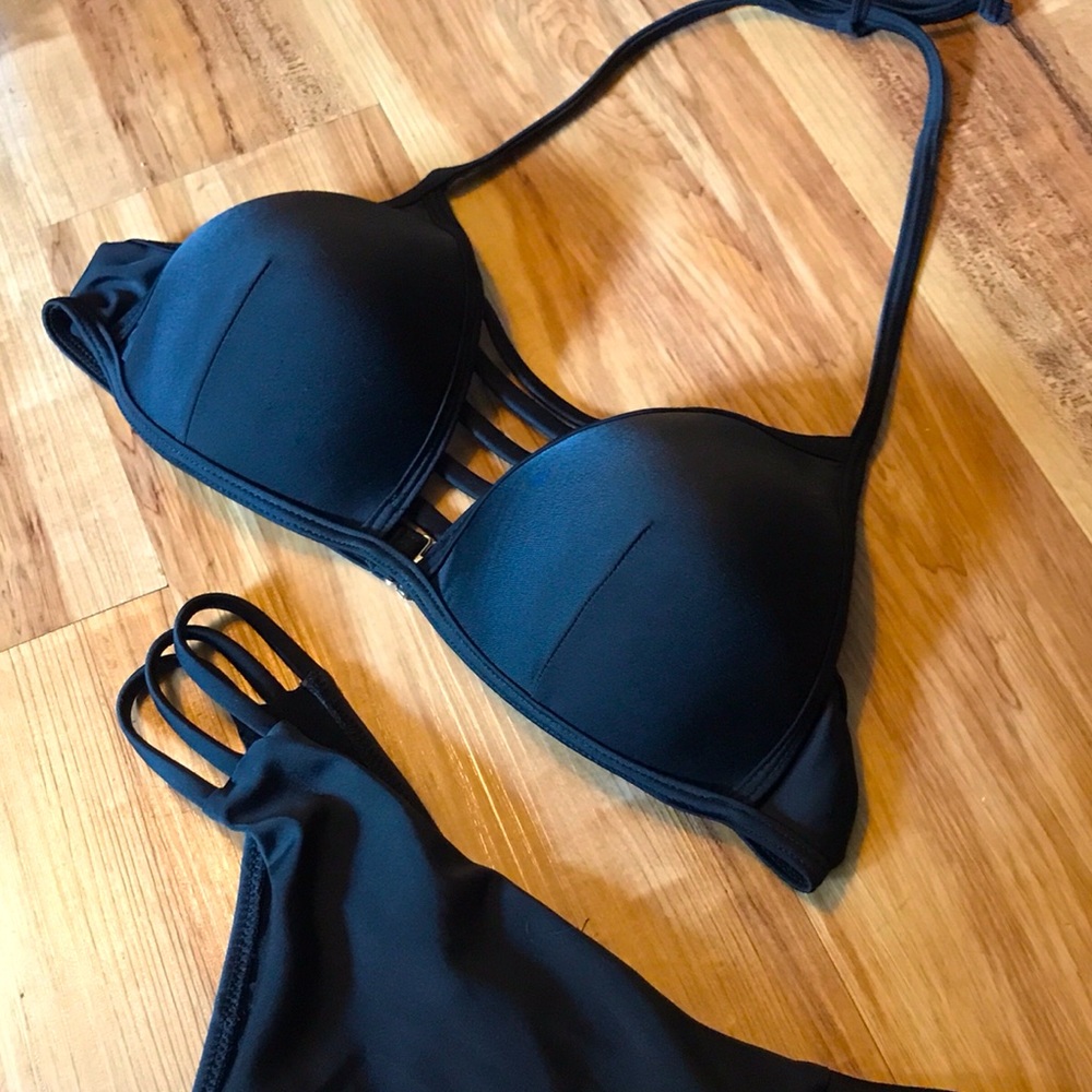 Black strappy bikini! 👙